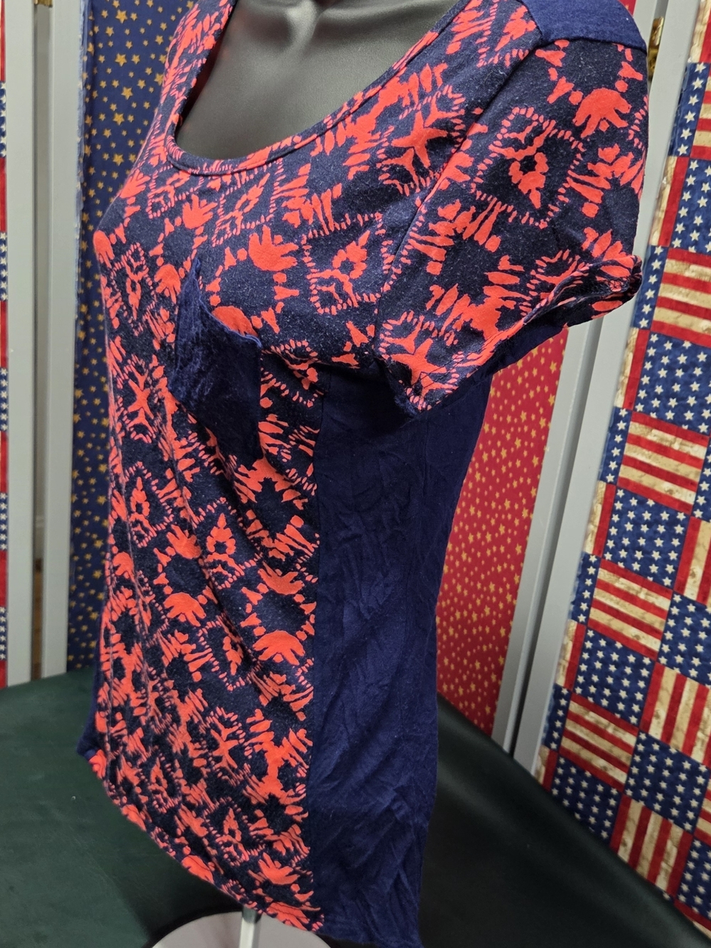 **Discreet Navy and Coral Short-Sleeve Patterned Pocket Tee** - Picture 2 of 6